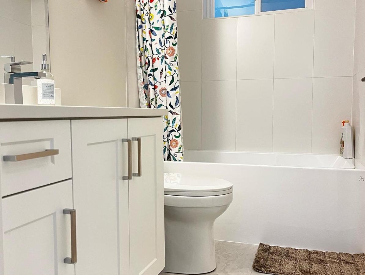 The Harmony Inn Spacious 2 Bdrms 2 Beds Basement Suite Σάρρεϋ Εξωτερικό φωτογραφία